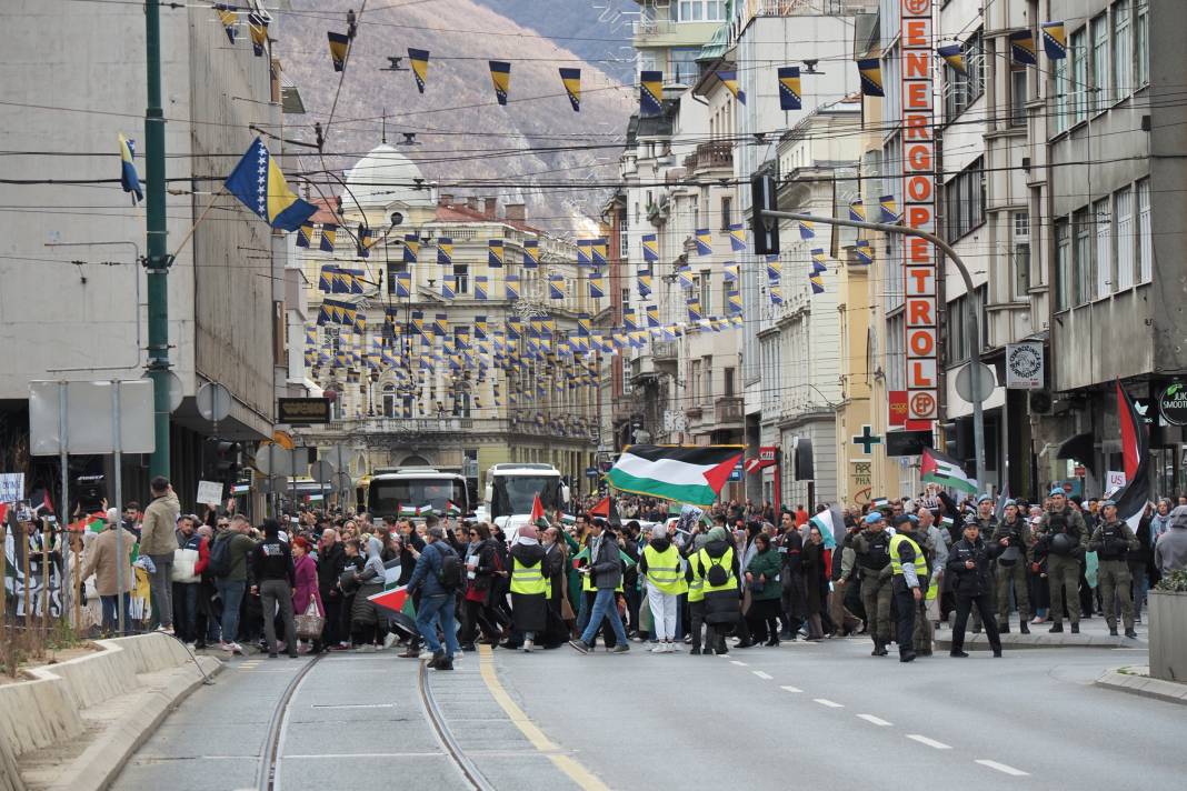 Londra ve Saraybosna'da İsrail protestosu! Binlerce kişi sokaklara döküldü 31